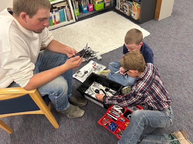 Jeremiah assisted Kasey and Gus with robots. 