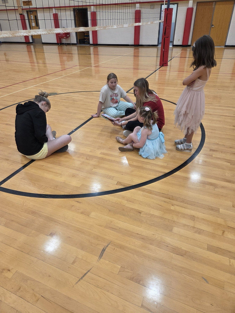 Students reading with Bailey.