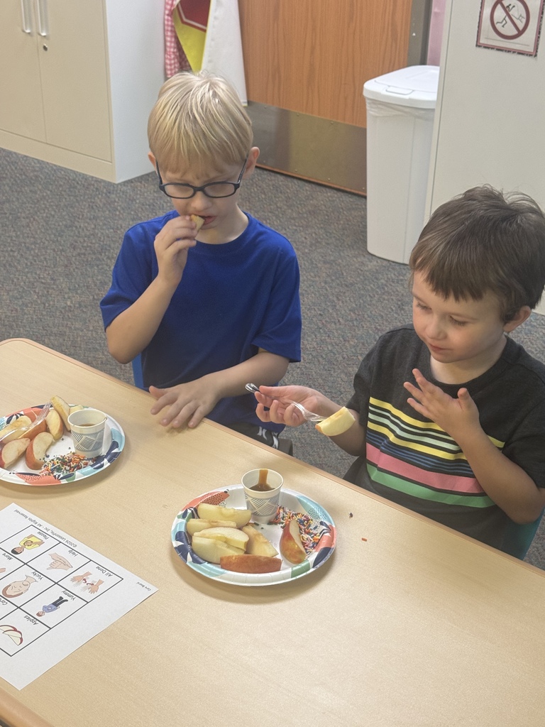 Students tasting apples