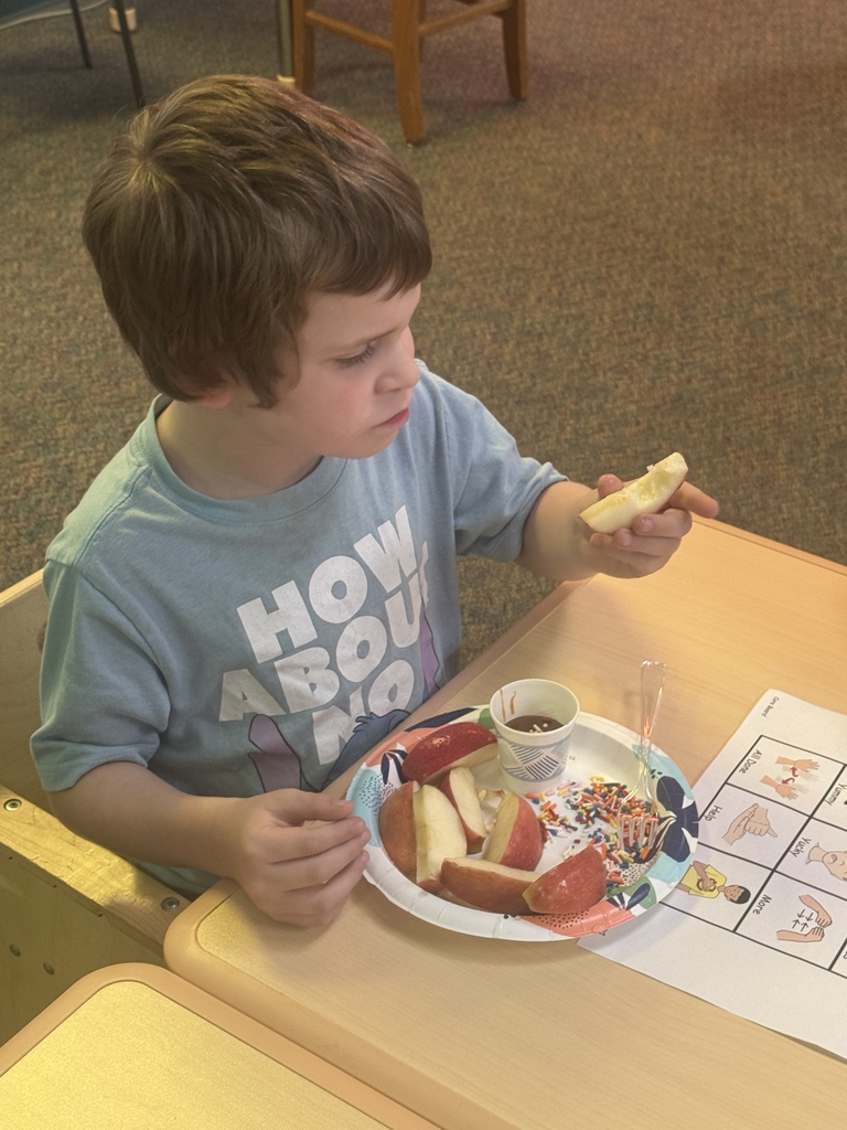 Students tasting apples