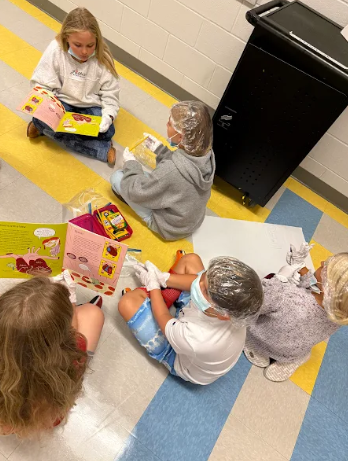 4th grade students working in groups on a circulatory story