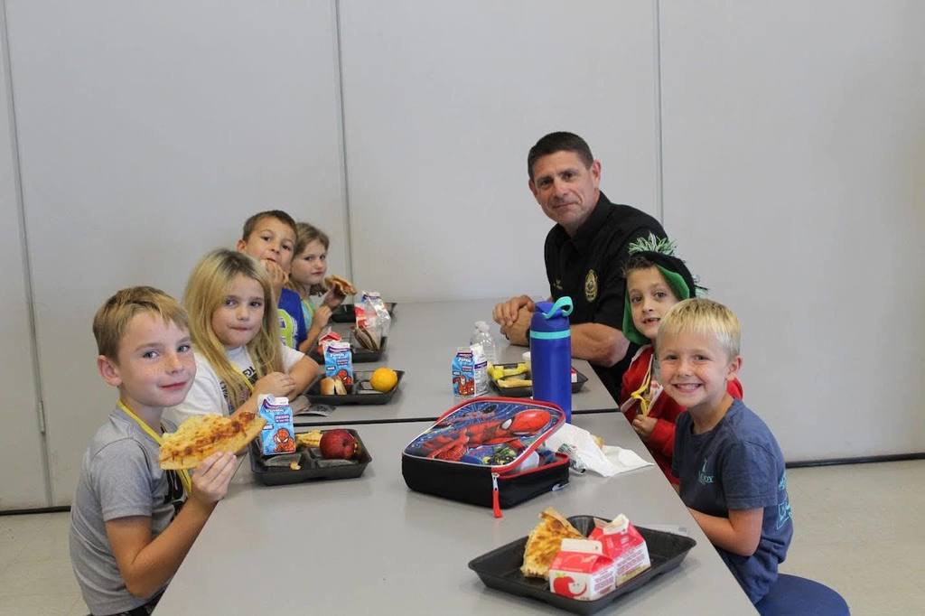 SCE police eating lunch with first graders