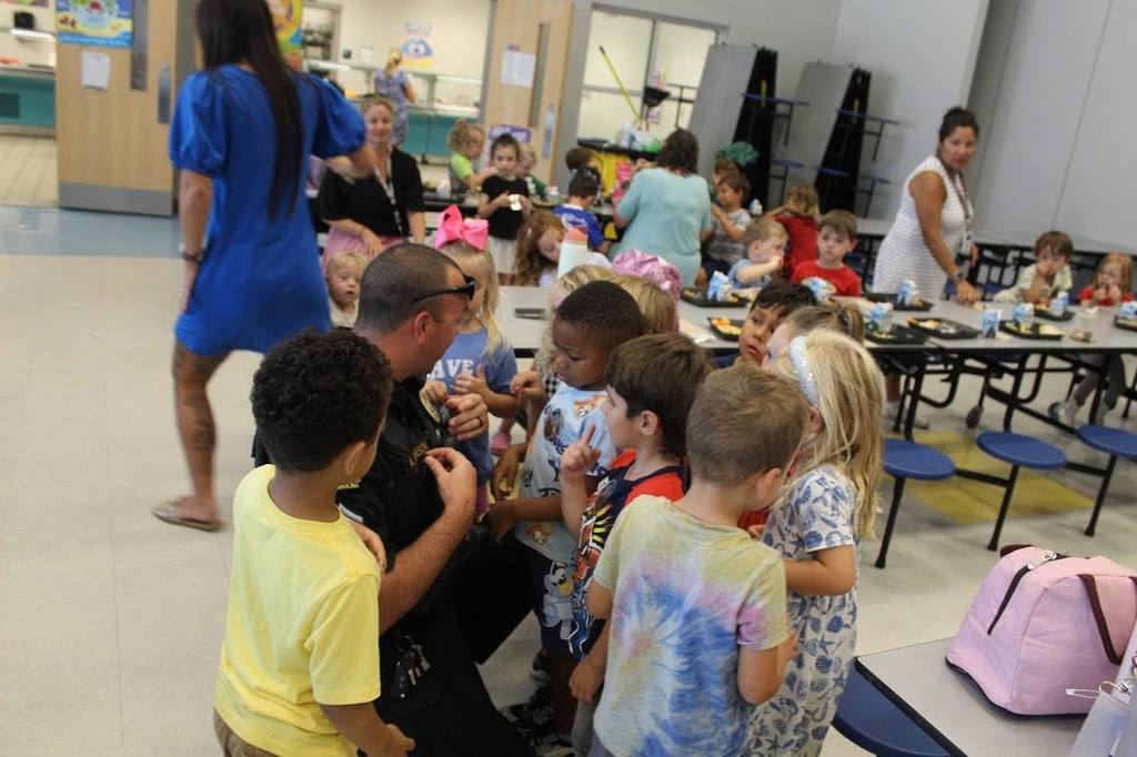 SCE police eating lunch with first graders