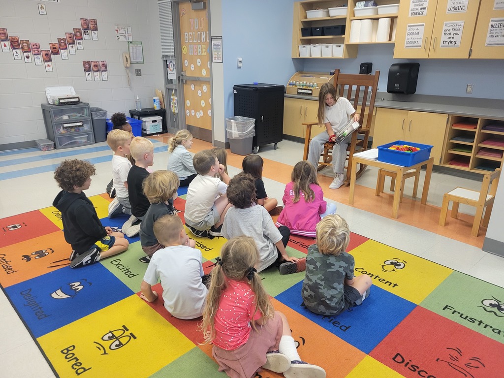 5th grader reading to a 1st grade class