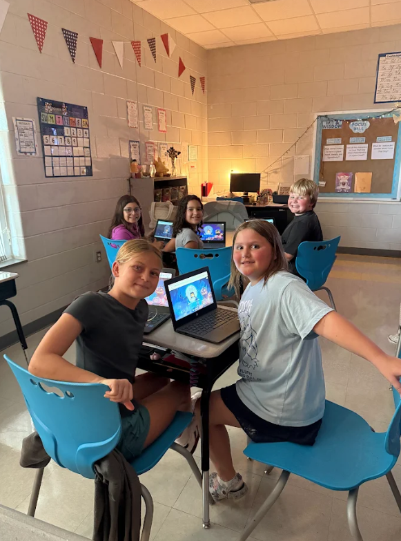 4th grade class working on a chromebook activity 