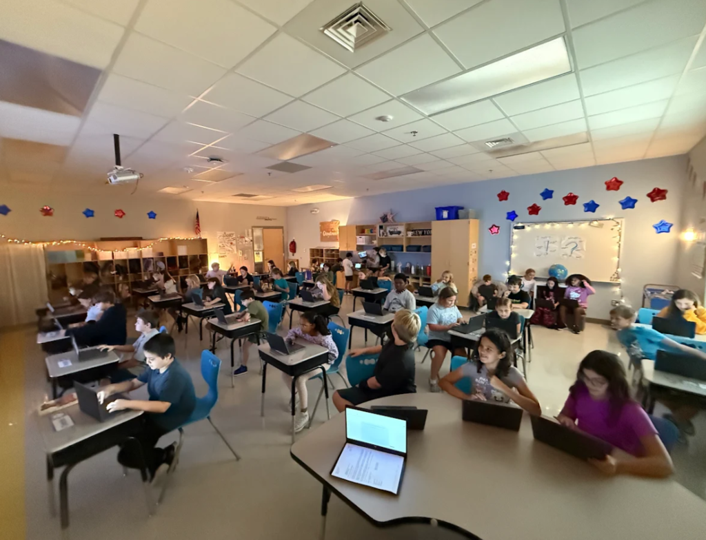 4th grade class working on a chromebook activity 