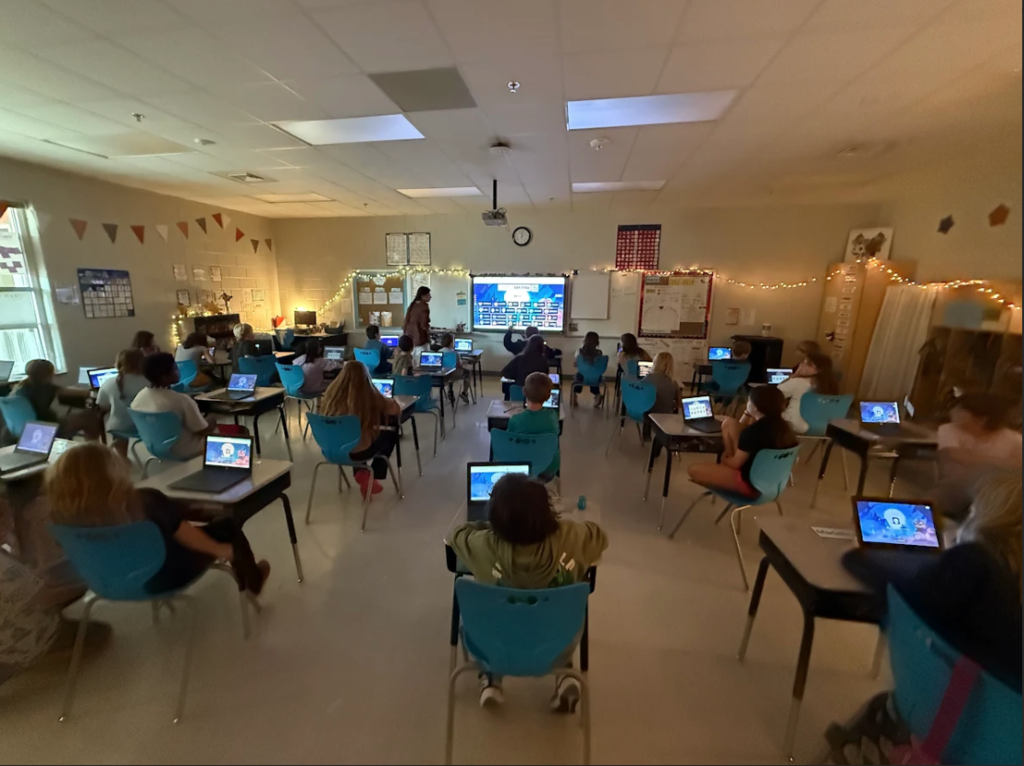 4th grade class working on a chromebook activity 