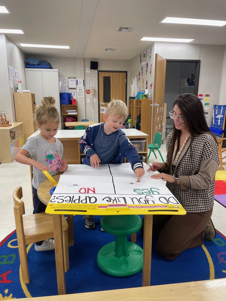 prek kids doing an apple tasting
