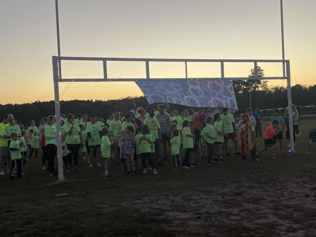 students and families at the Glow run