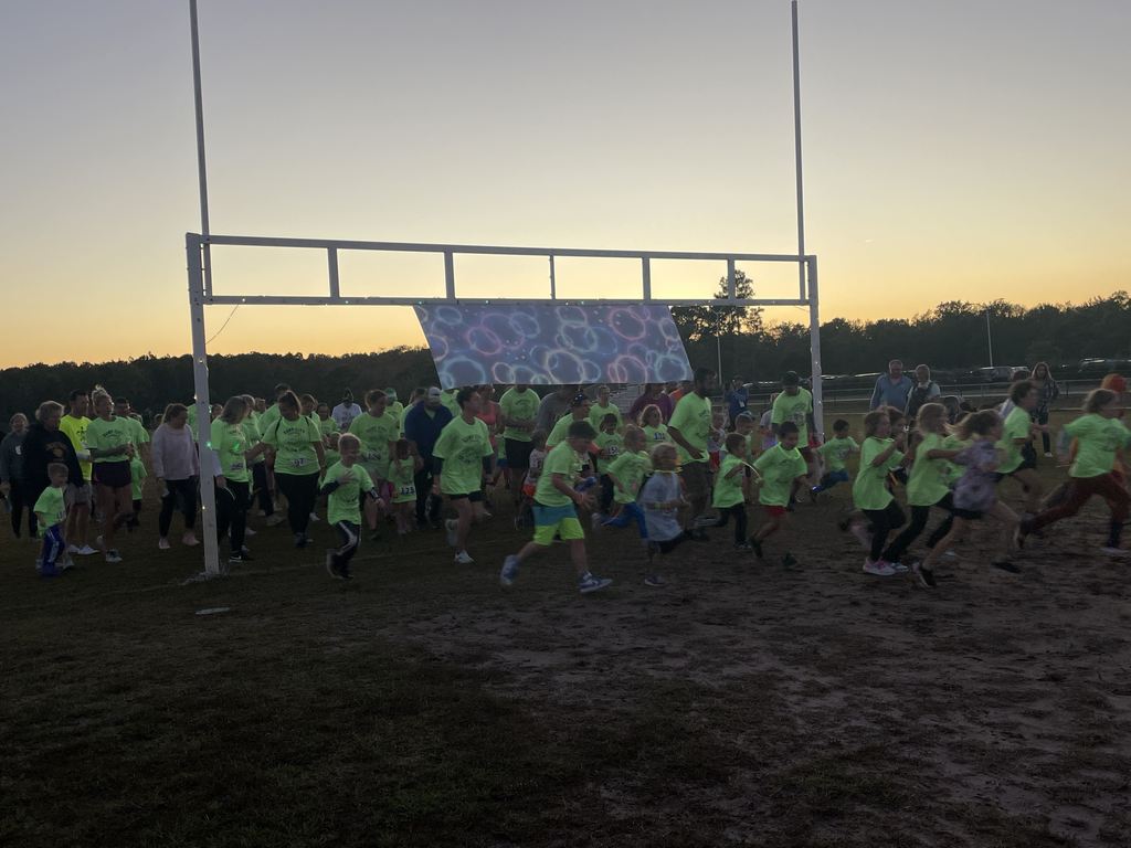 students and families at the Glow run