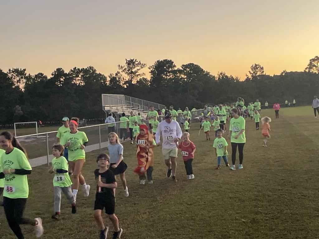 students and families at the Glow run