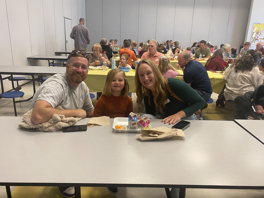 K-2 families eating thanksgiving lunch with their students