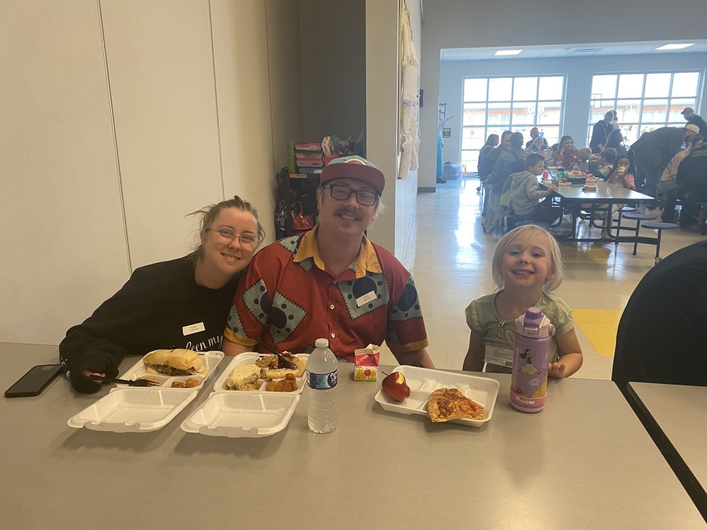 K-2 families eating thanksgiving lunch with their students