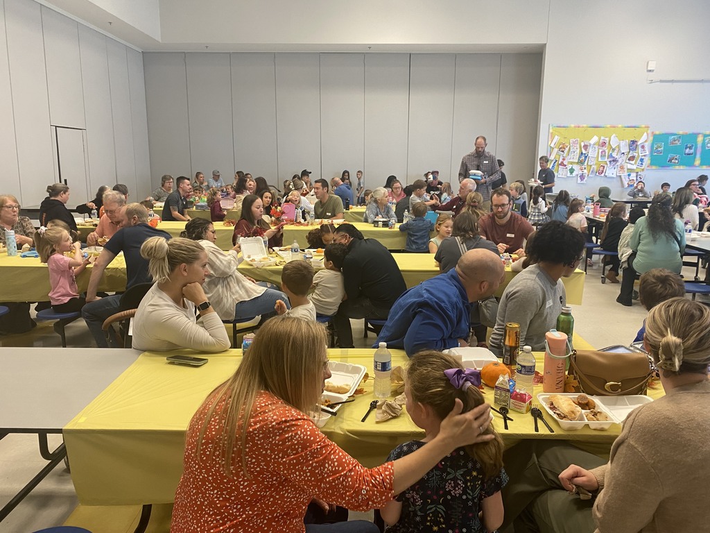 K-2 families eating thanksgiving lunch with their students
