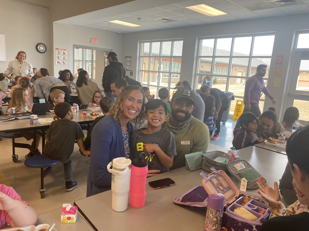 K-2 families eating thanksgiving lunch with their students