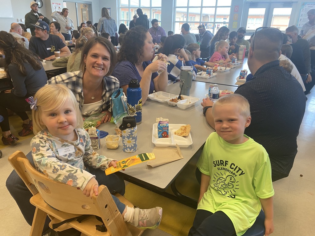 K-2 families eating thanksgiving lunch with their students