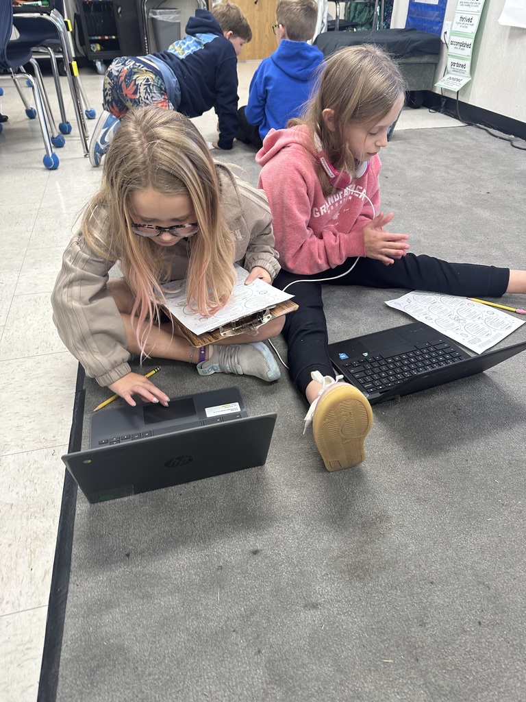 3rd grade students working in groups to research facts about planets