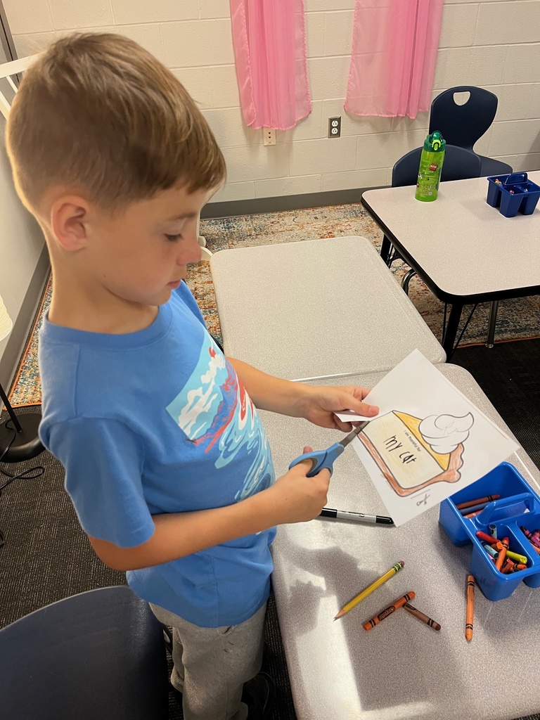 students working on a gratitude writing/art project