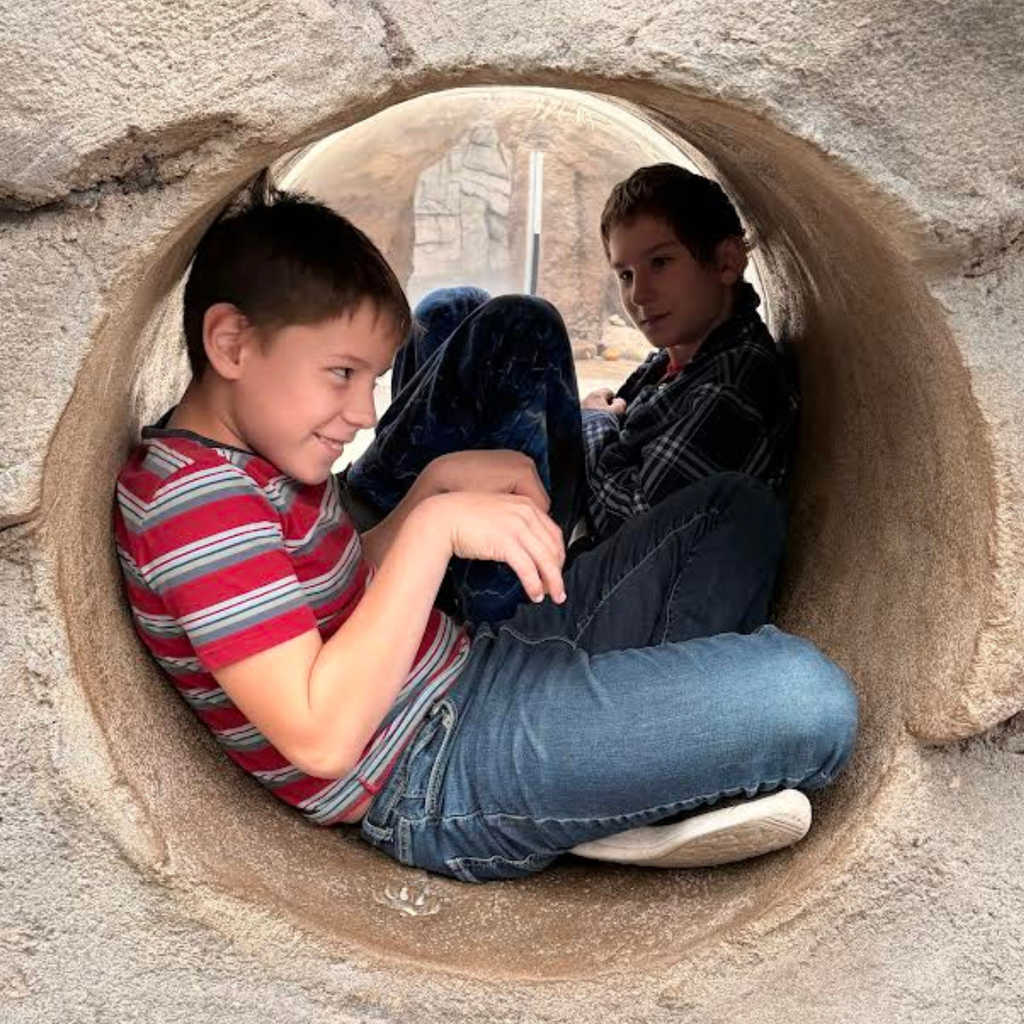 students visitin exhibits at aquarium