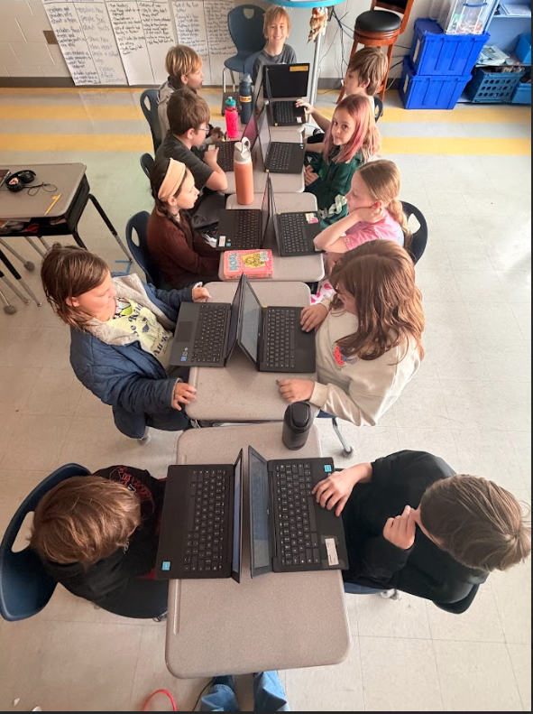 4th graders working on their chromebooks