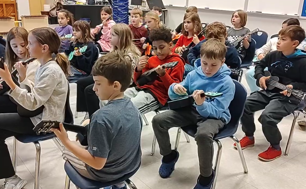 3rd graders playing the ukelele