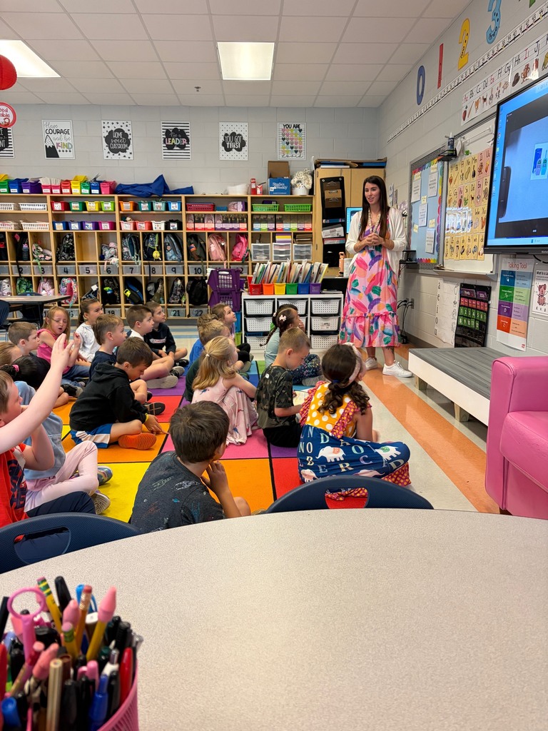 teacher teaching a lesson to Kindergarten