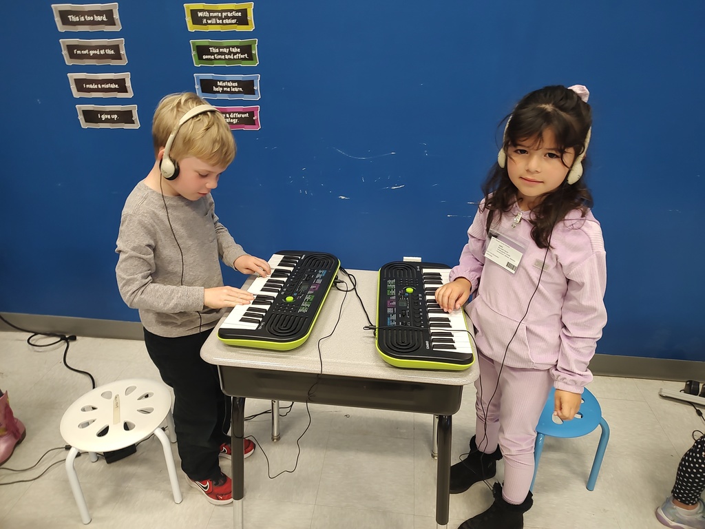 1st grade students using keyboards in music class 