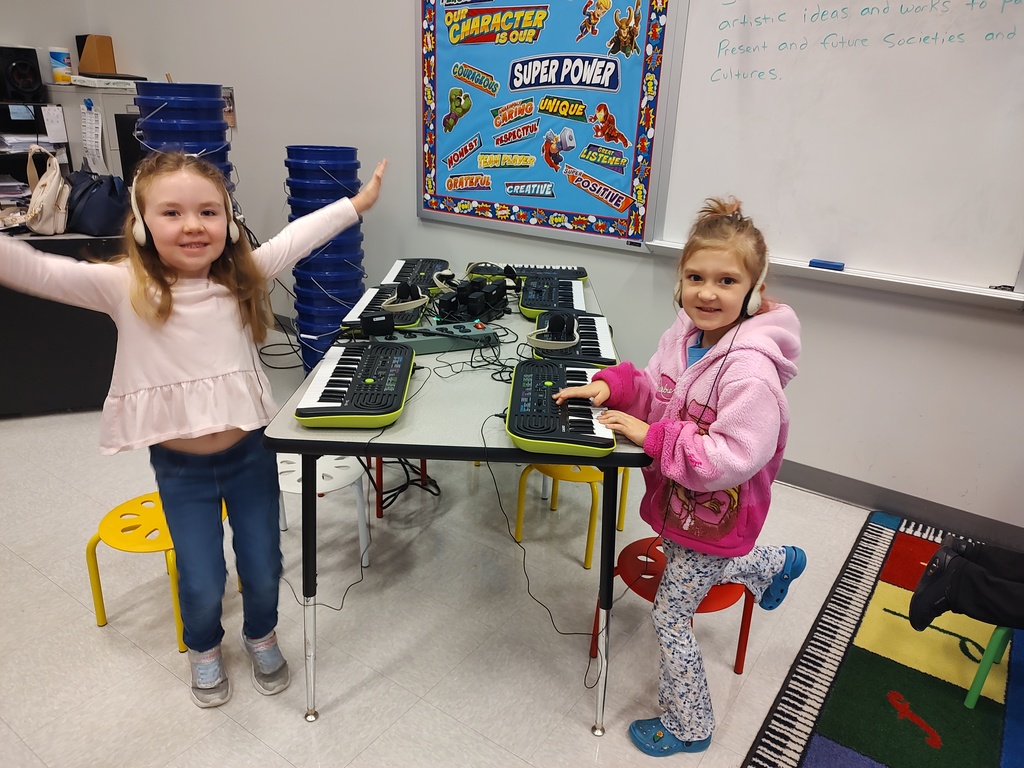 1st grade students using keyboards in music class 