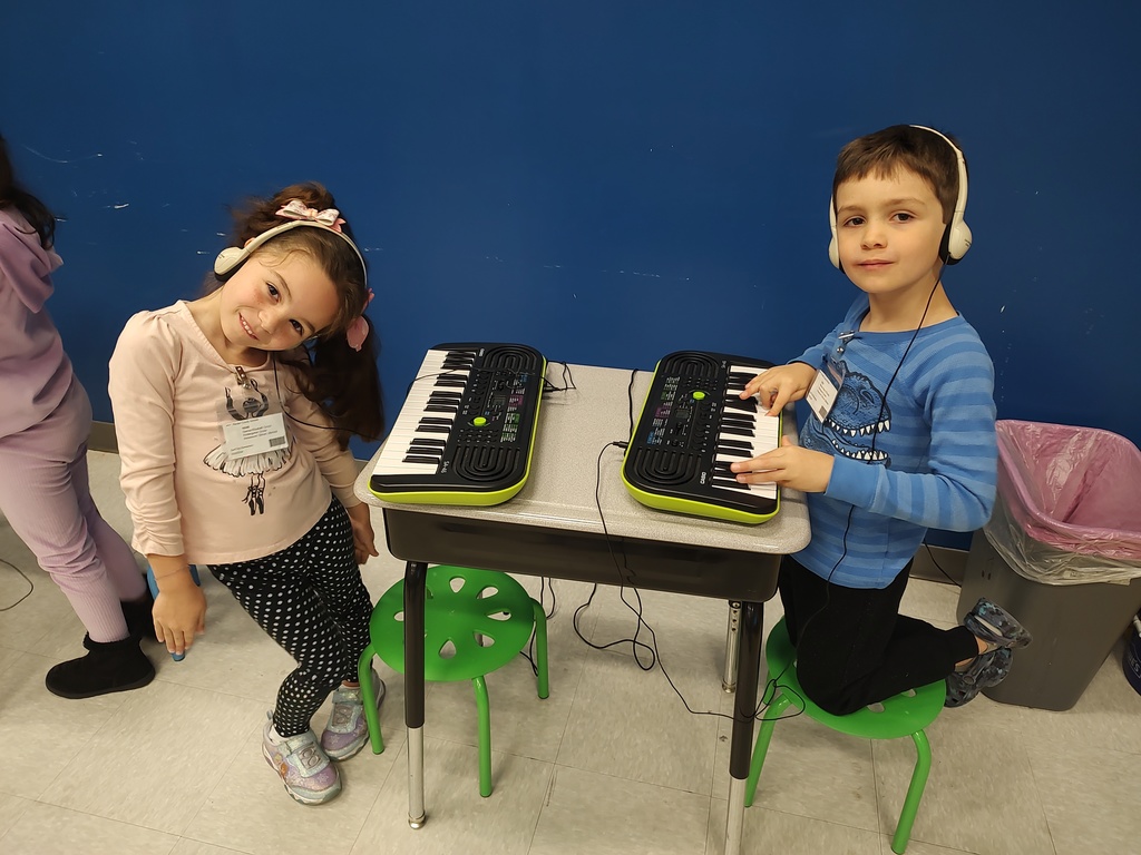 1st grade students using keyboards in music class 