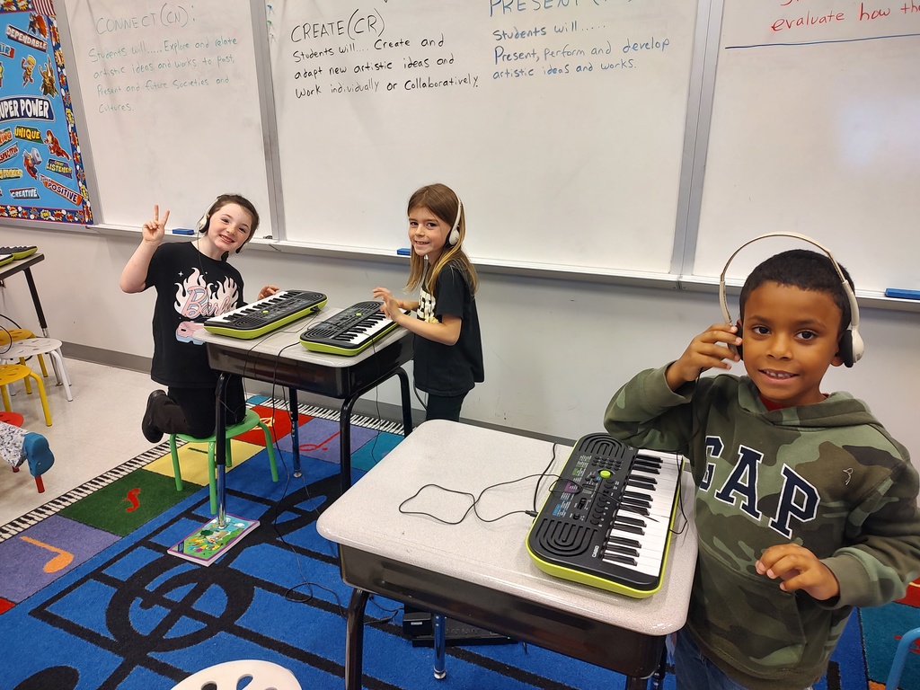 1st grade students using keyboards in music class 