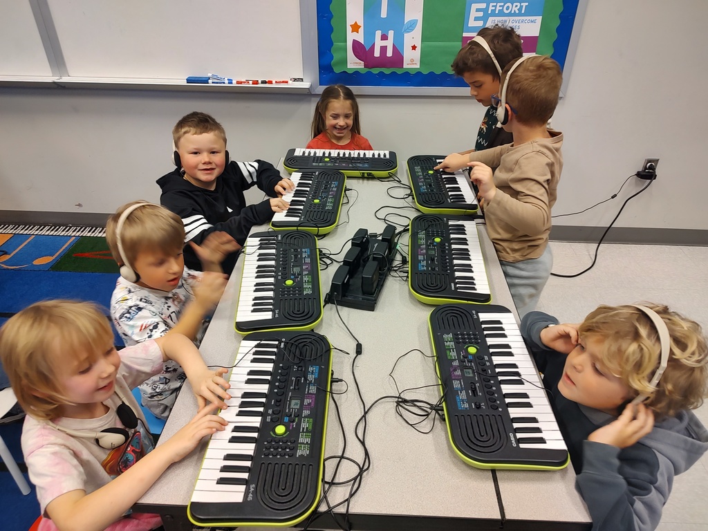 1st grade students using keyboards in music class 