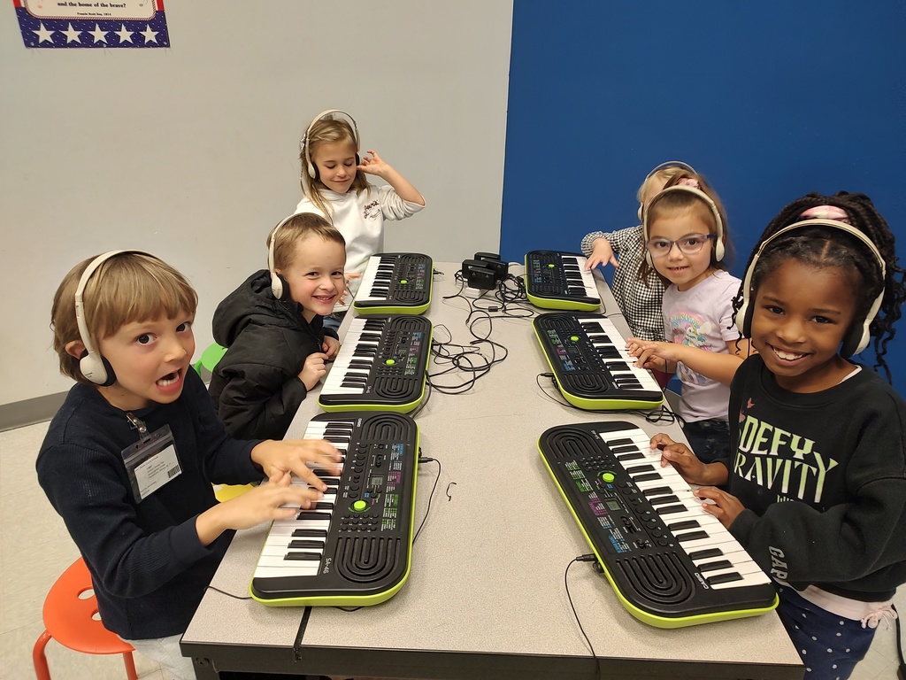 1st grade students using keyboards in music class 