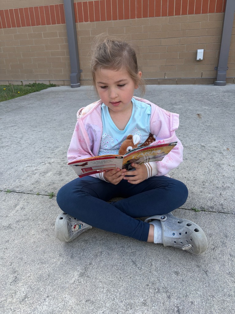 kindergarten kids reading outside