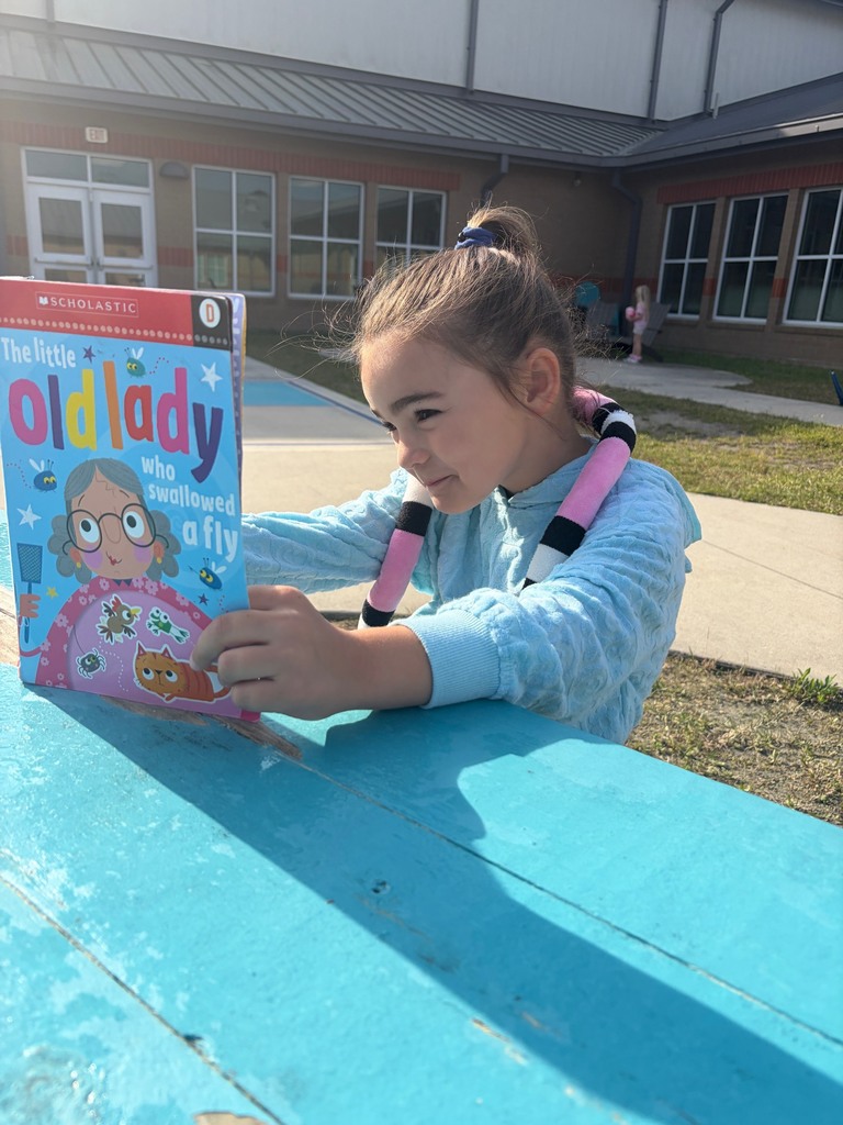 kindergarten kids reading outside