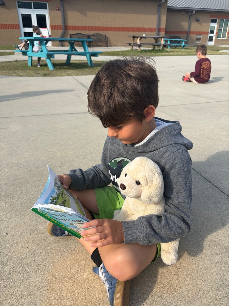 kindergarten kids reading outside