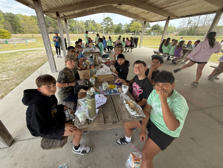 5th grade students eating lunch at Kiwanis Park