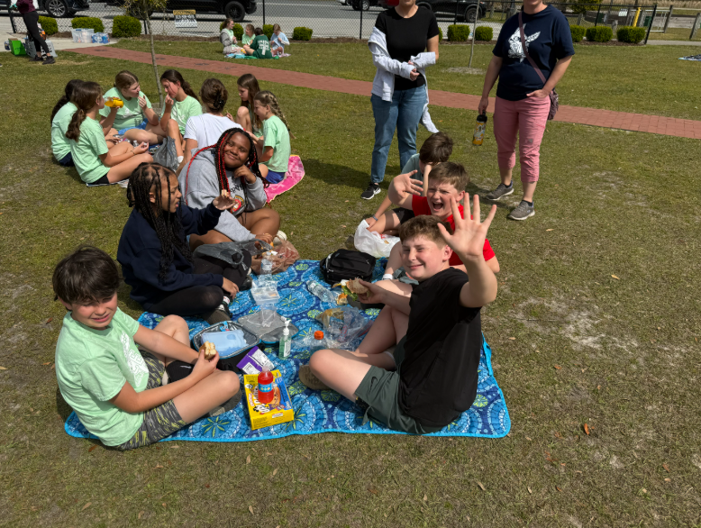 5th grade students eating lunch at Kiwanis Park
