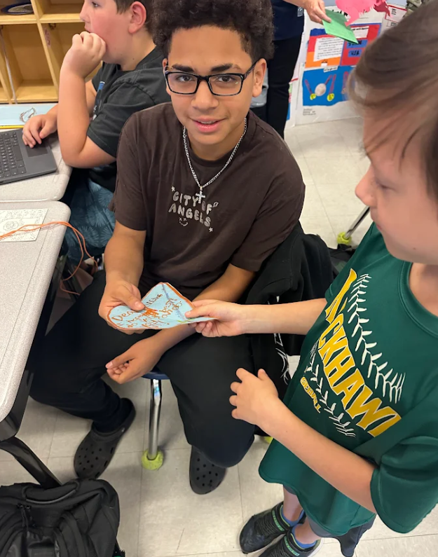1st graders giving encouragement cards to 5th graders