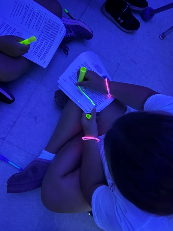 4th graders having glow day