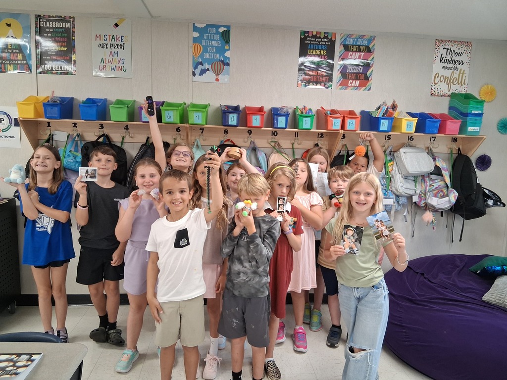 3rd grade class posing for a picture