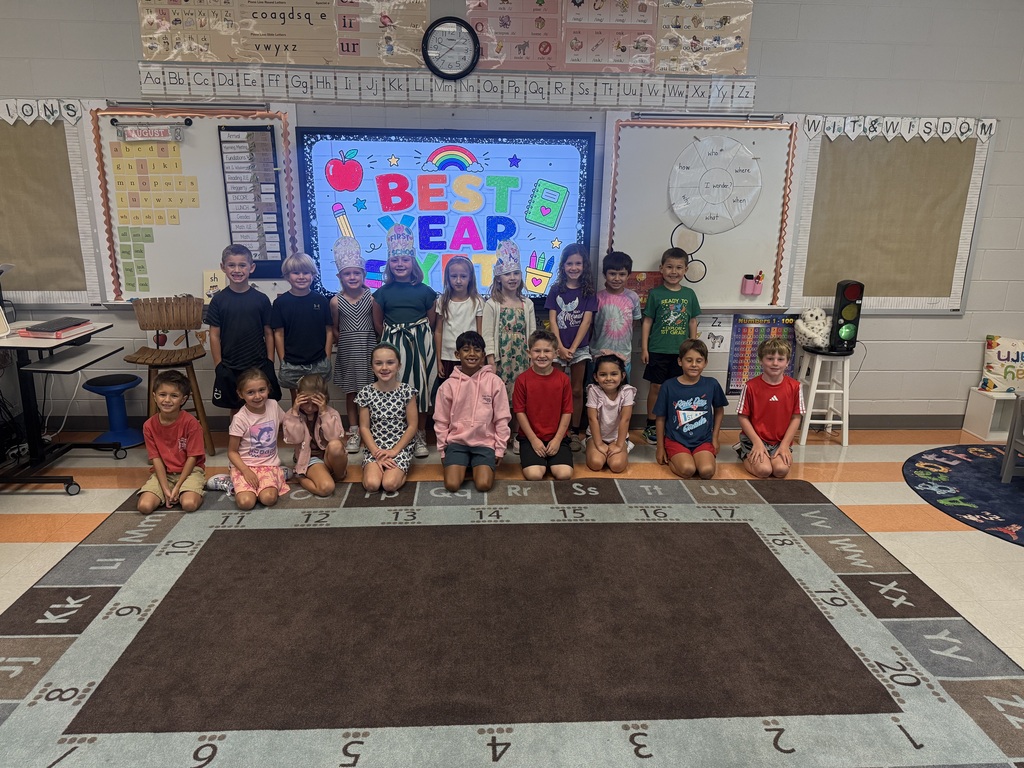 1st grade class posing for a picture