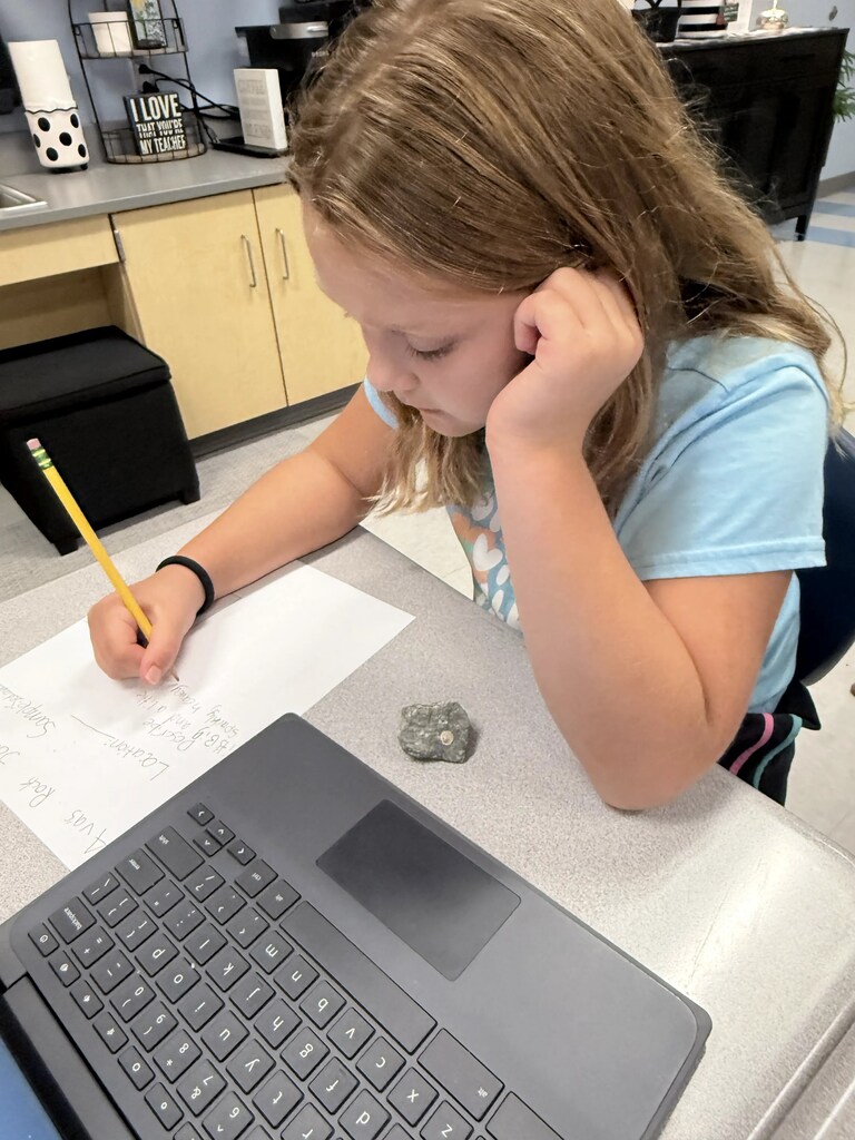 4th graders investigating rocks