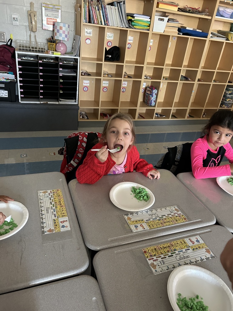 first grade students eating green eggs