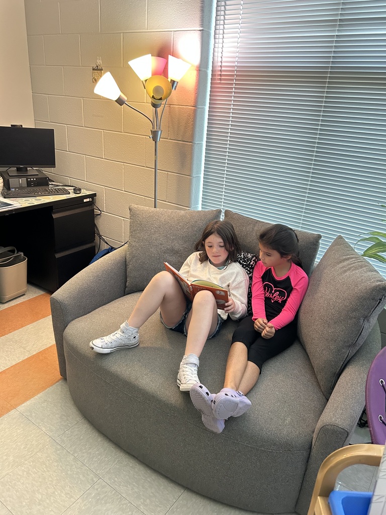 first grade students reading the book green eggs and ham