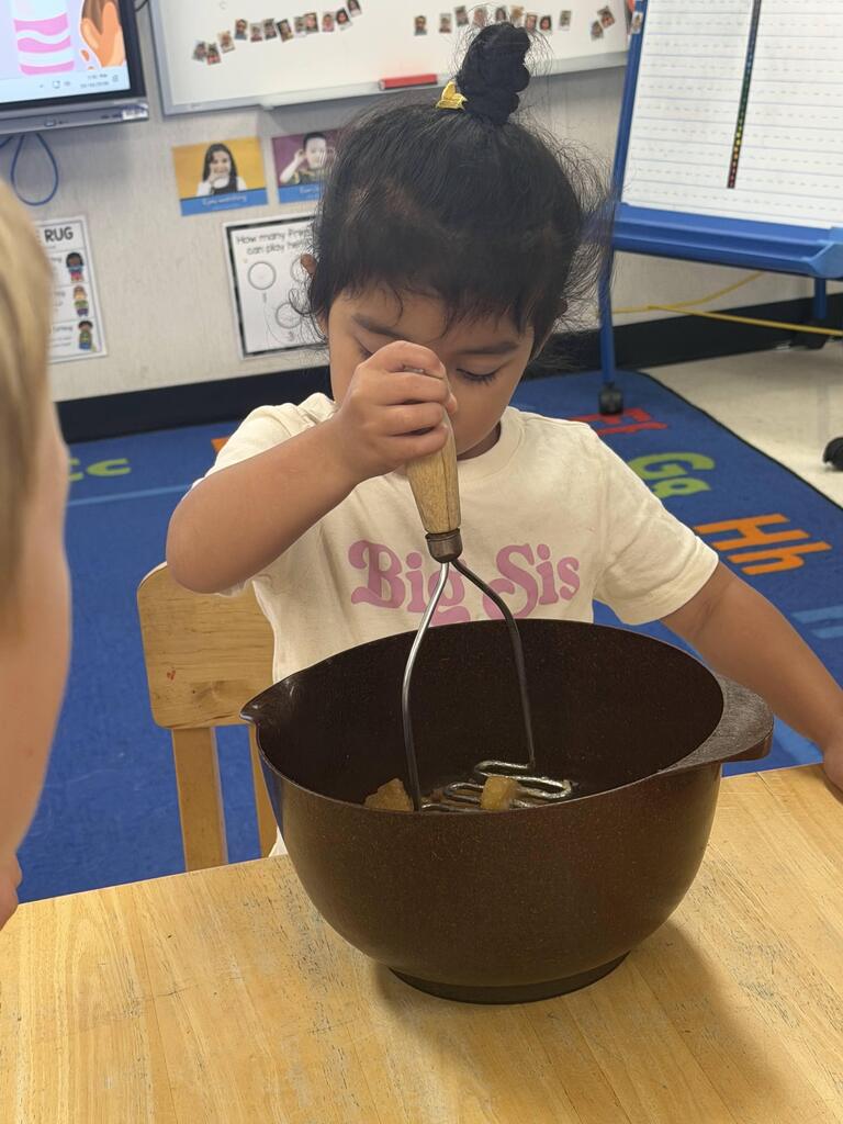 PreK students making homemade apple sauce