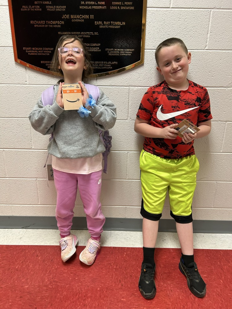 Perfectly Royal winners with their gift cards. 