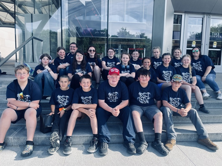 6th Graders sitting in front of a museum in Washington DC
