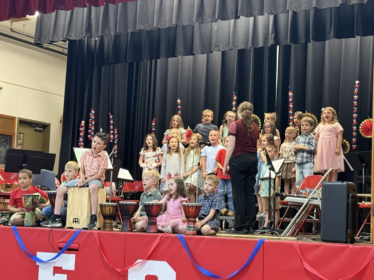 Kindergarten and 1st grade students performing for the concert. 
