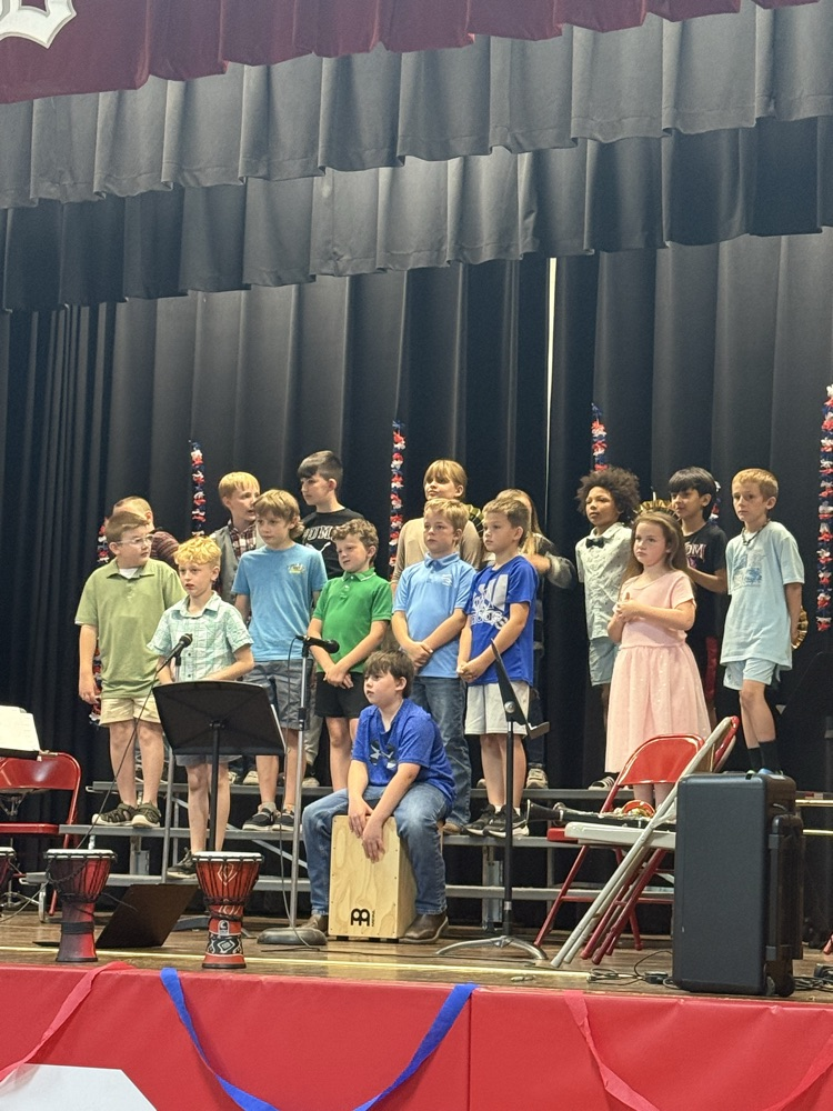 Kindergarten and 1st grade students performing for the concert. 
