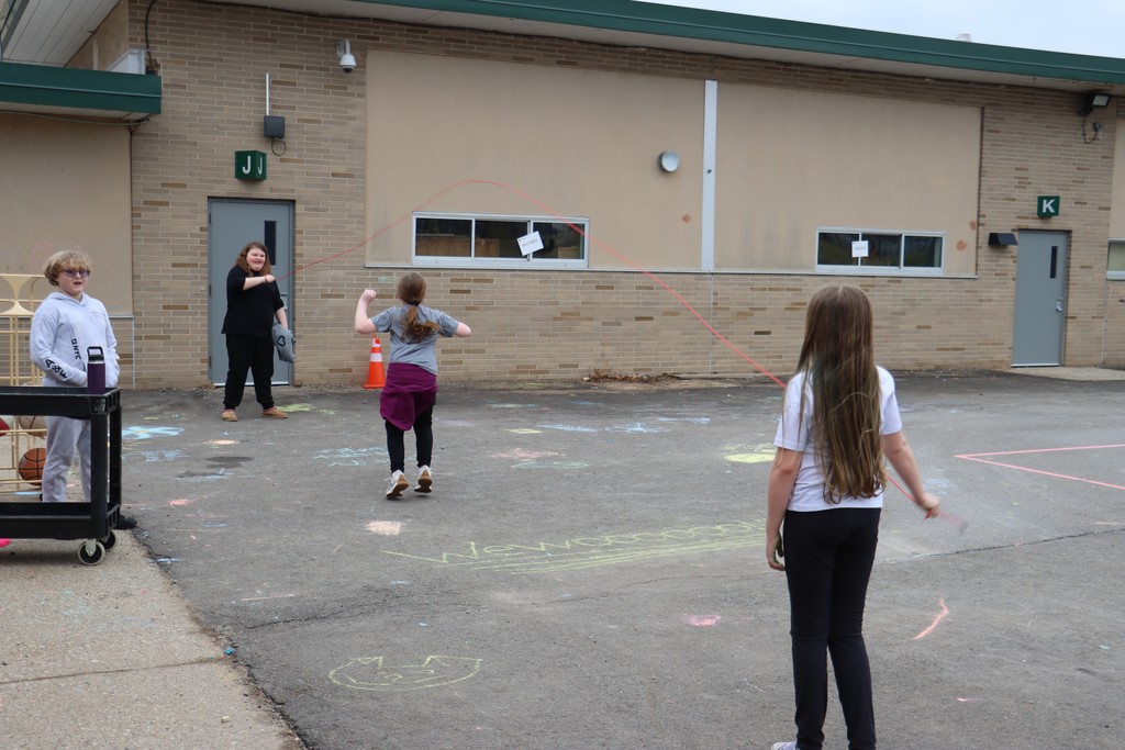 kids playing jump rope